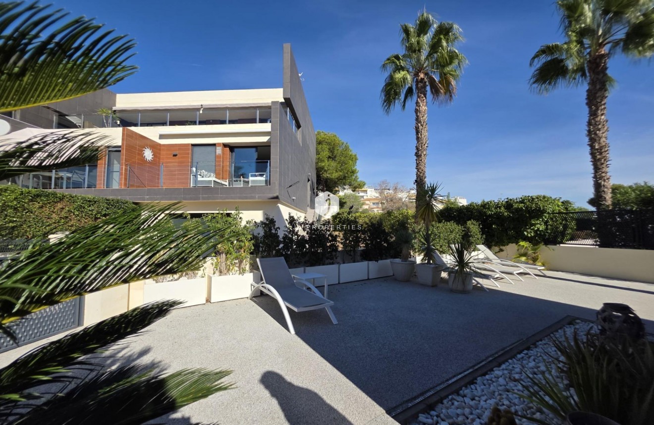 Resale - Villa -
Orihuela Costa - Villamartín