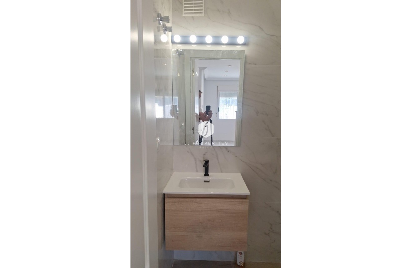 Resale - Chalet -
Torrevieja - aguas nuevas