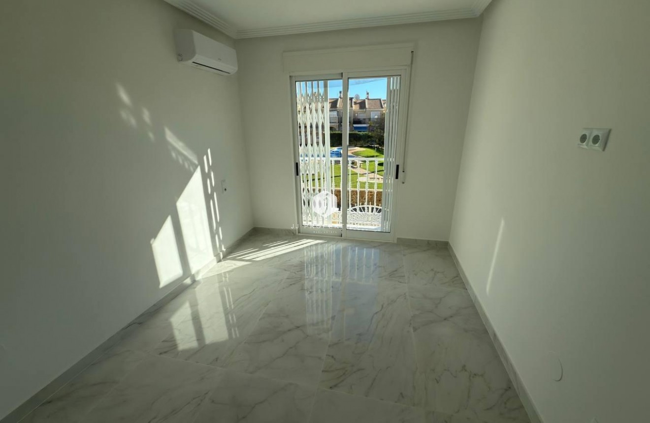 Resale - Chalet -
Torrevieja - aguas nuevas