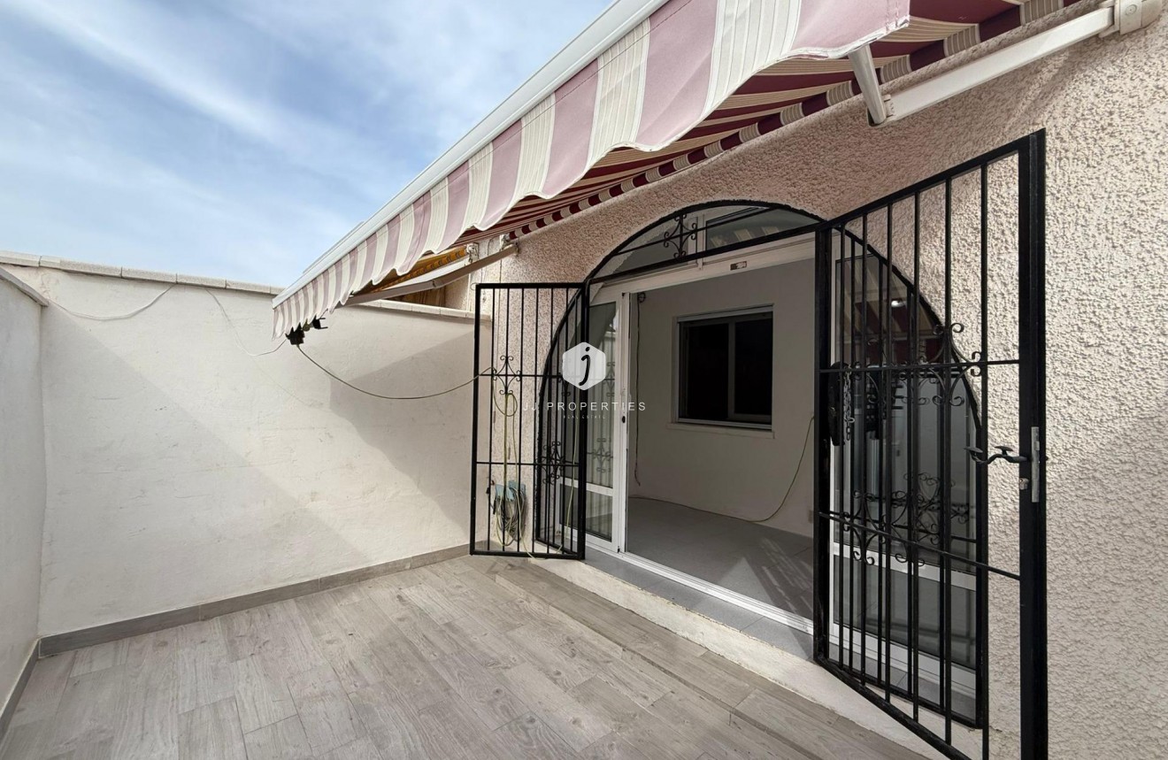 Resale - Chalet -
Torrevieja - La Siesta - El Salado - Torreta