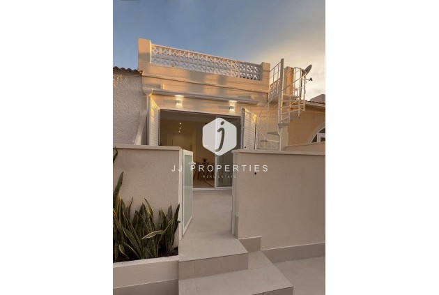 Resale - Villa -
Torrevieja - El chaparral