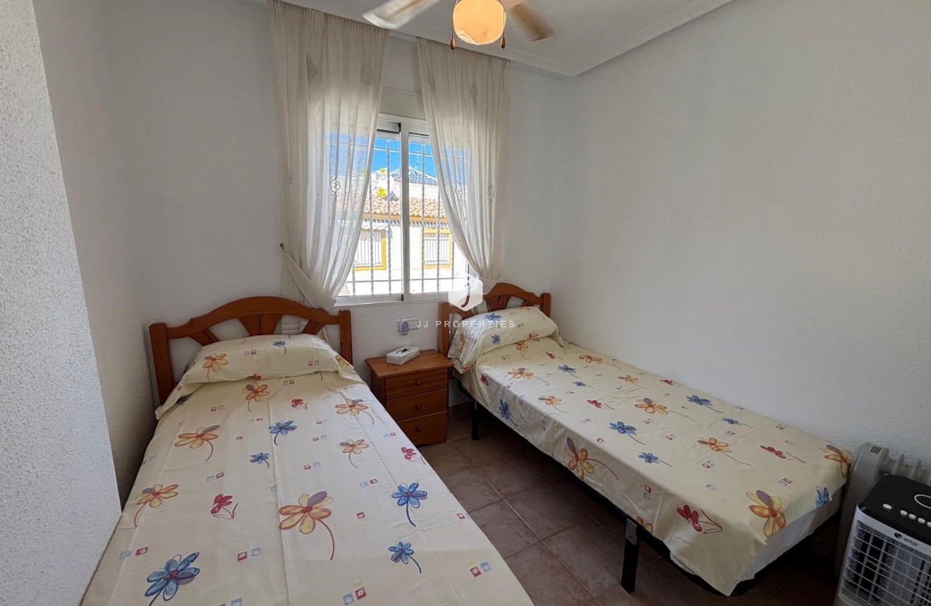 Resale - Bungalow -
Torrevieja