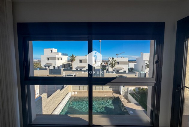 Resale - Villa -
San Miguel de Salinas - Bellavista