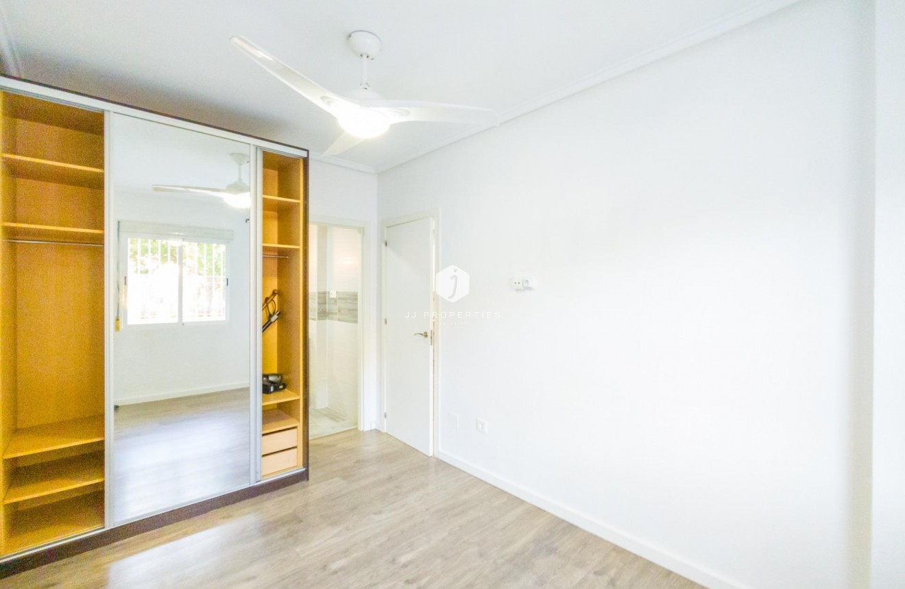 D'occasion - Appartement -
Torrevieja - Estacion de autobuses