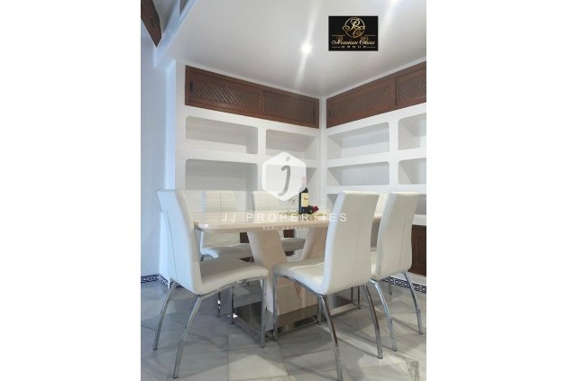 Z drugiej ręki - Daszek -
Torrevieja - Los Frutales