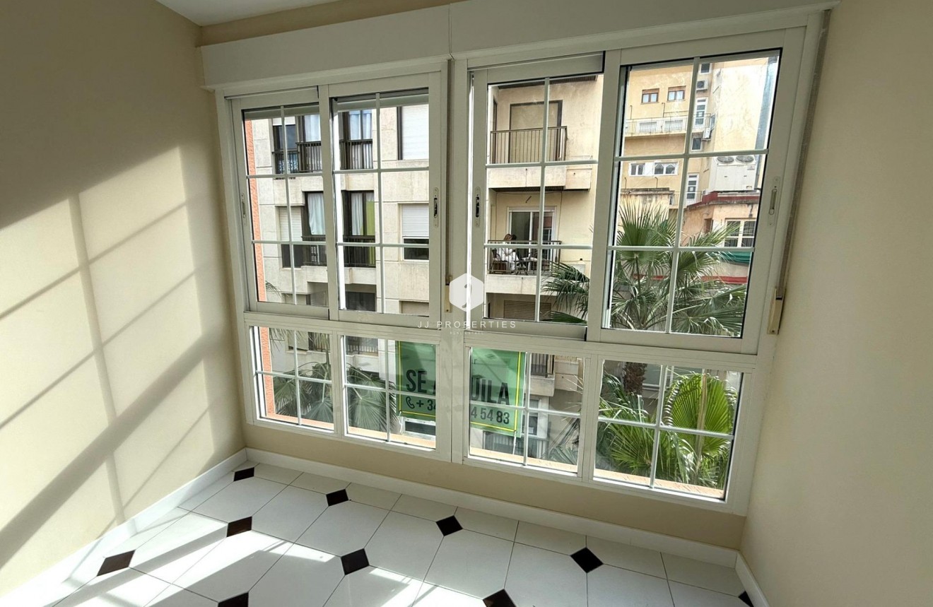 Resale - Apartment / flat -
Torrevieja - Centro