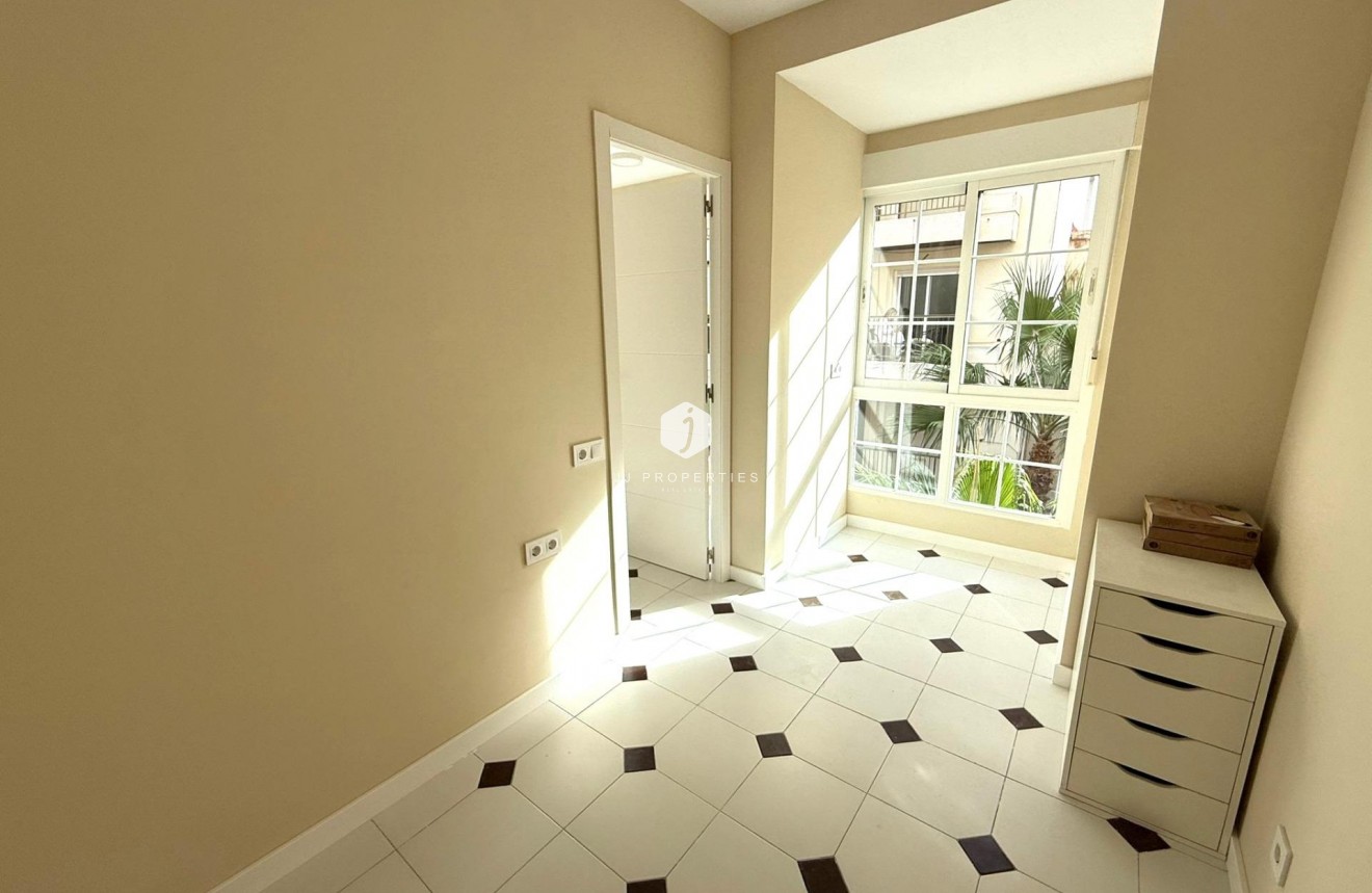 Resale - Apartment / flat -
Torrevieja - Centro