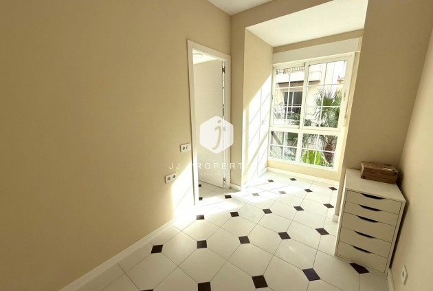 Resale - Apartment / flat -
Torrevieja - Centro