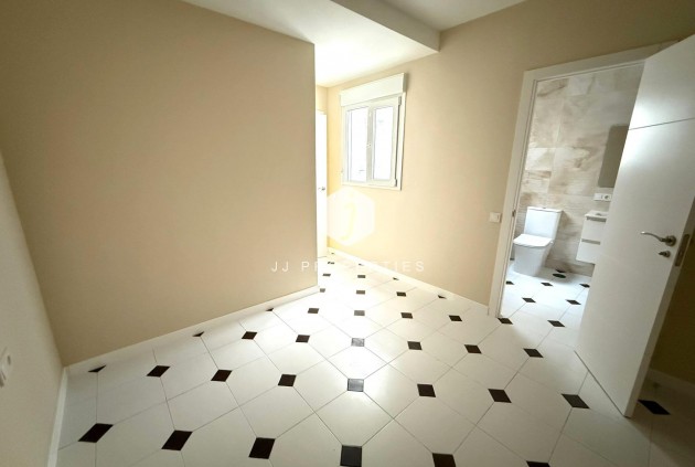 Resale - Apartment / flat -
Torrevieja - Centro