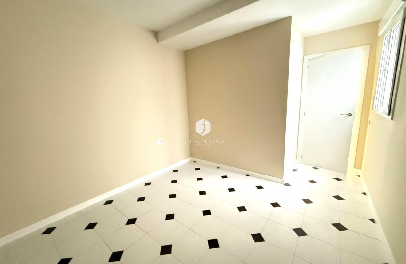 Resale - Apartment / flat -
Torrevieja - Centro