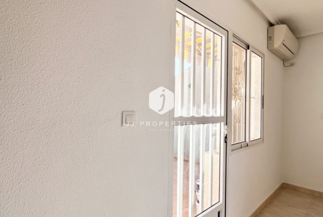 Resale - Chalet -
Torrevieja - Costa Blanca