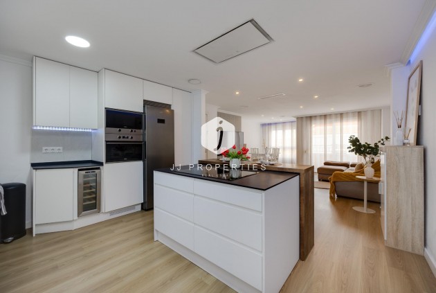 Resale - Apartment / flat -
Torrevieja - Centro