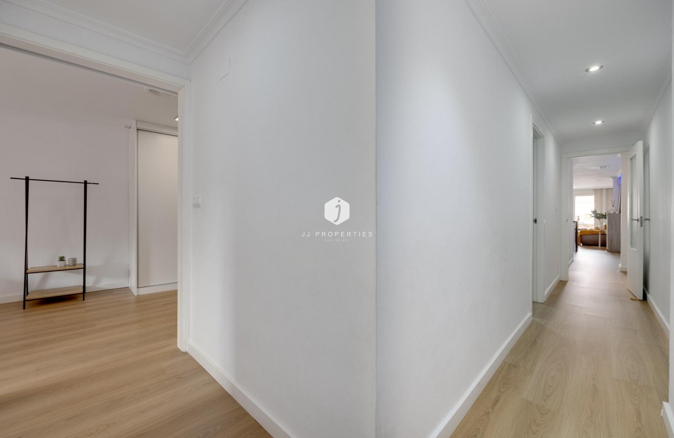 Resale - Apartment / flat -
Torrevieja - Centro