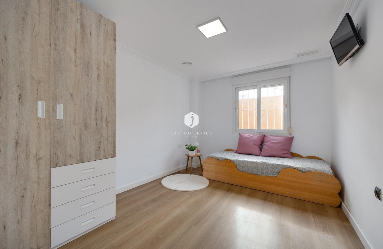 Resale - Apartment / flat -
Torrevieja - Centro