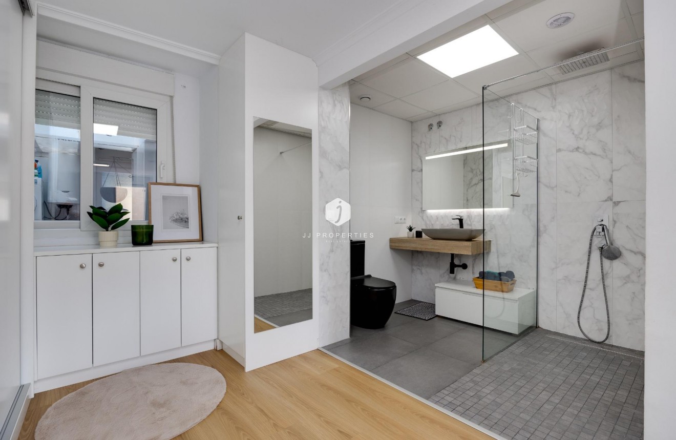 Resale - Apartment / flat -
Torrevieja - Centro