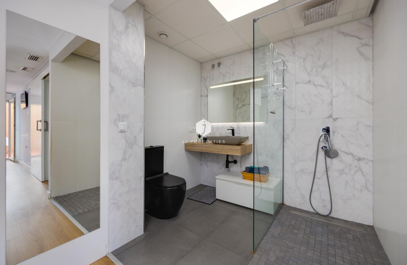 Resale - Apartment / flat -
Torrevieja - Centro