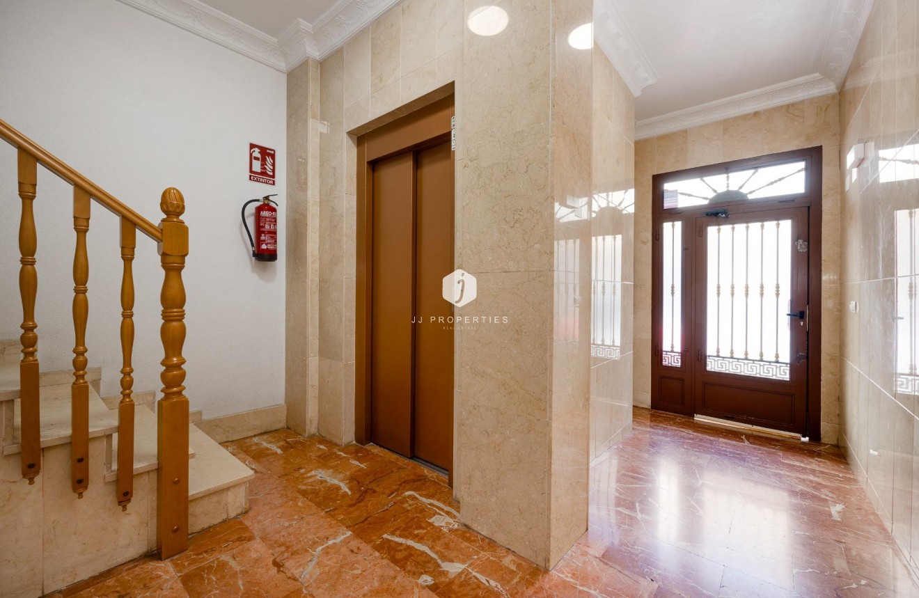 Resale - Apartment / flat -
Torrevieja - Centro
