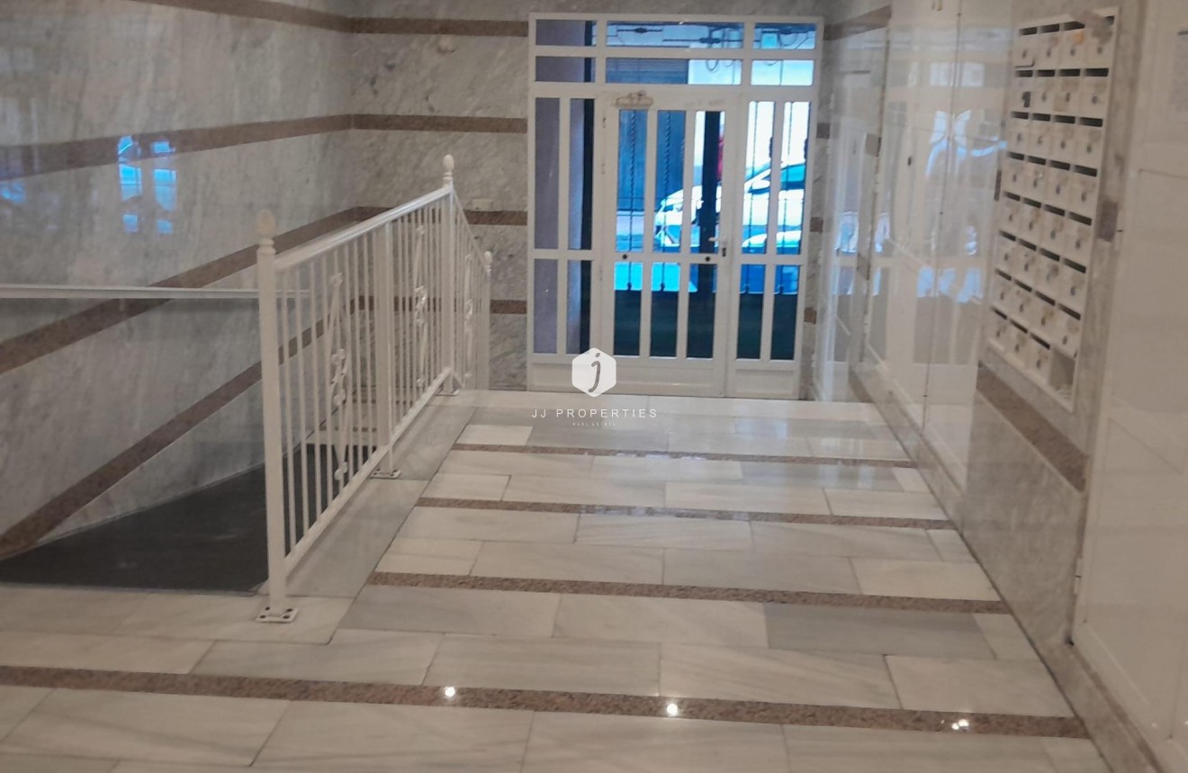 Resale - Apartment / flat -
Torrevieja - Centro