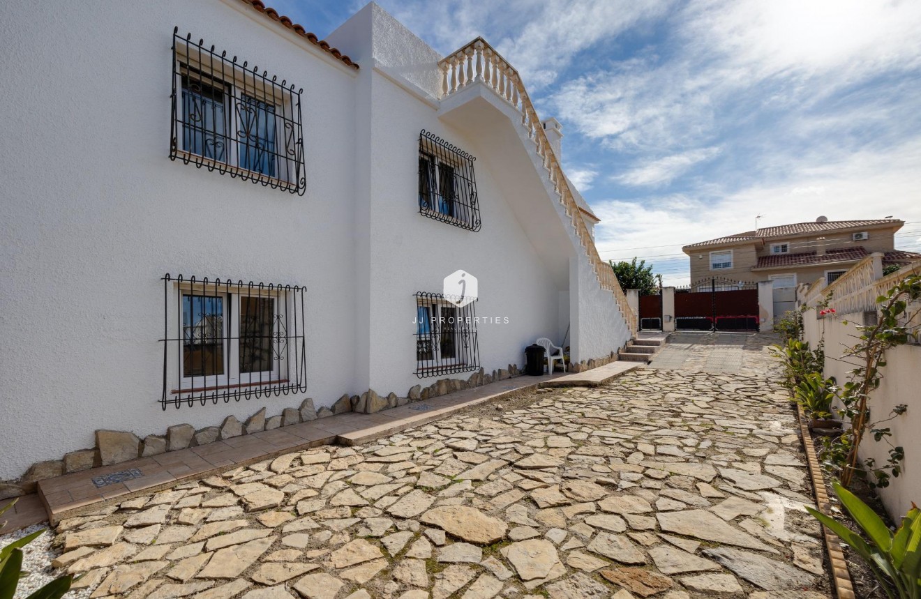 Resale - Chalet -
Torrevieja - La Siesta - El Salado - Torreta