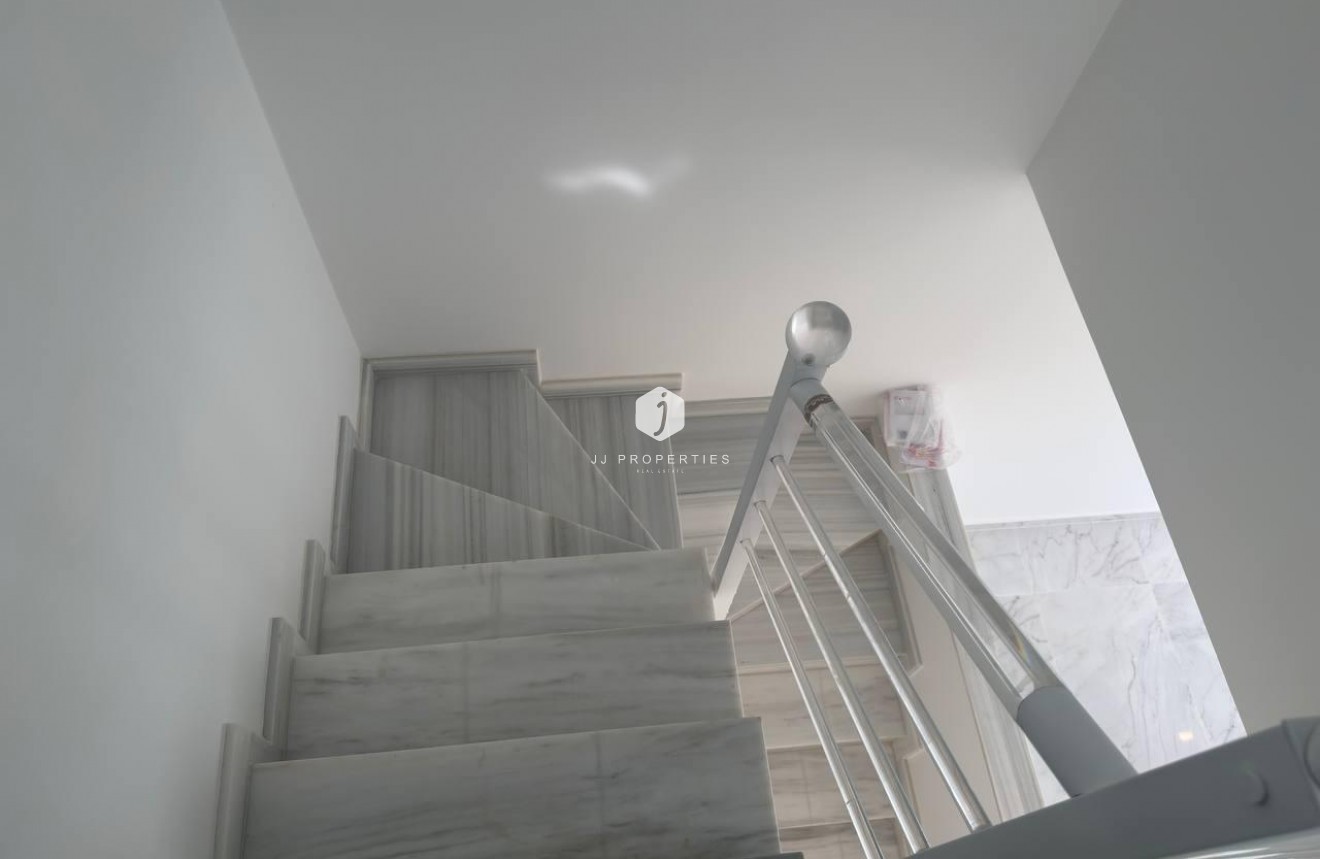 Resale - Chalet -
Torrevieja - Zona Los Frutales