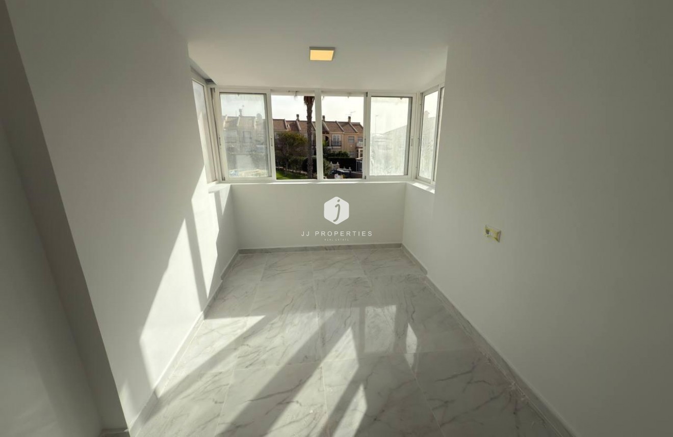 Resale - Chalet -
Torrevieja - Zona Los Frutales