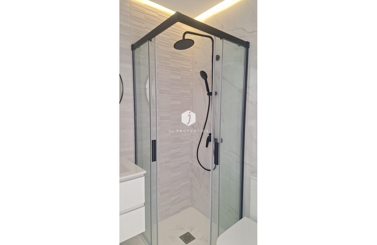 Resale - Chalet -
Torrevieja - Zona Los Frutales