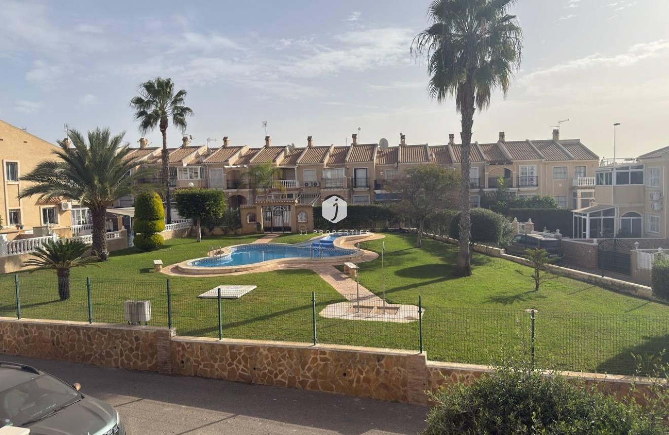 Resale - Chalet -
Torrevieja - Zona Los Frutales