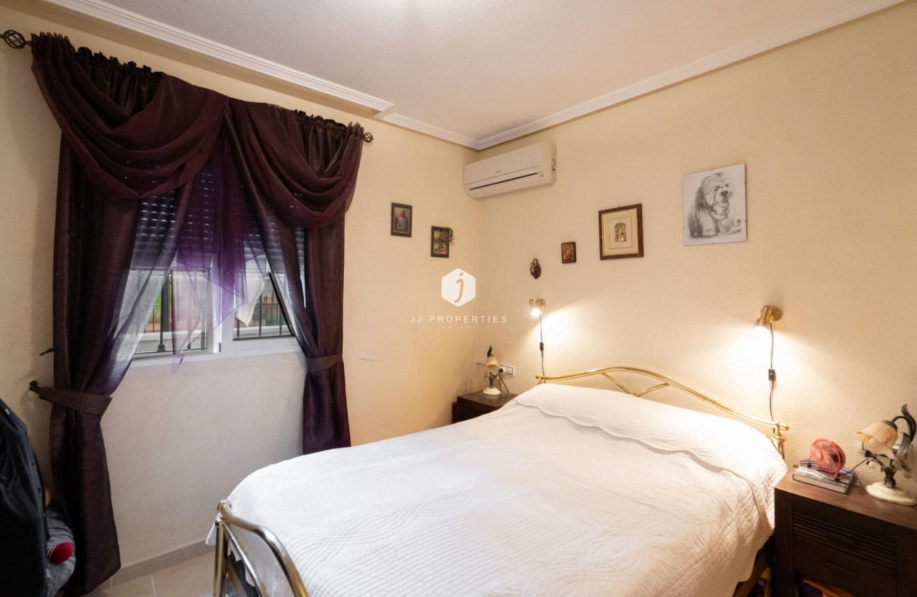 Resale - Chalet -
Orihuela Costa - Los Dolses