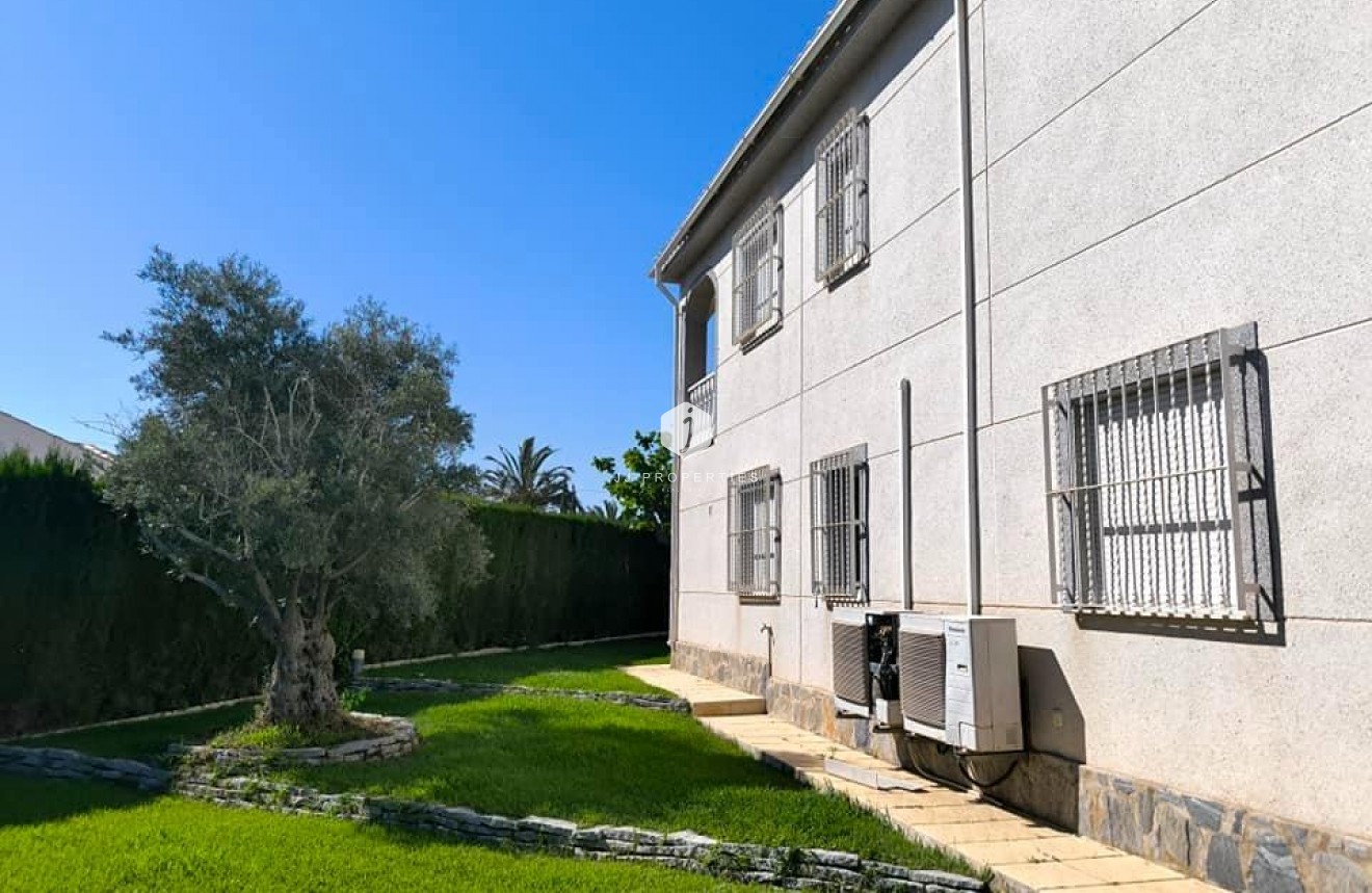 Resale - Villa -
Torrevieja - La siesta