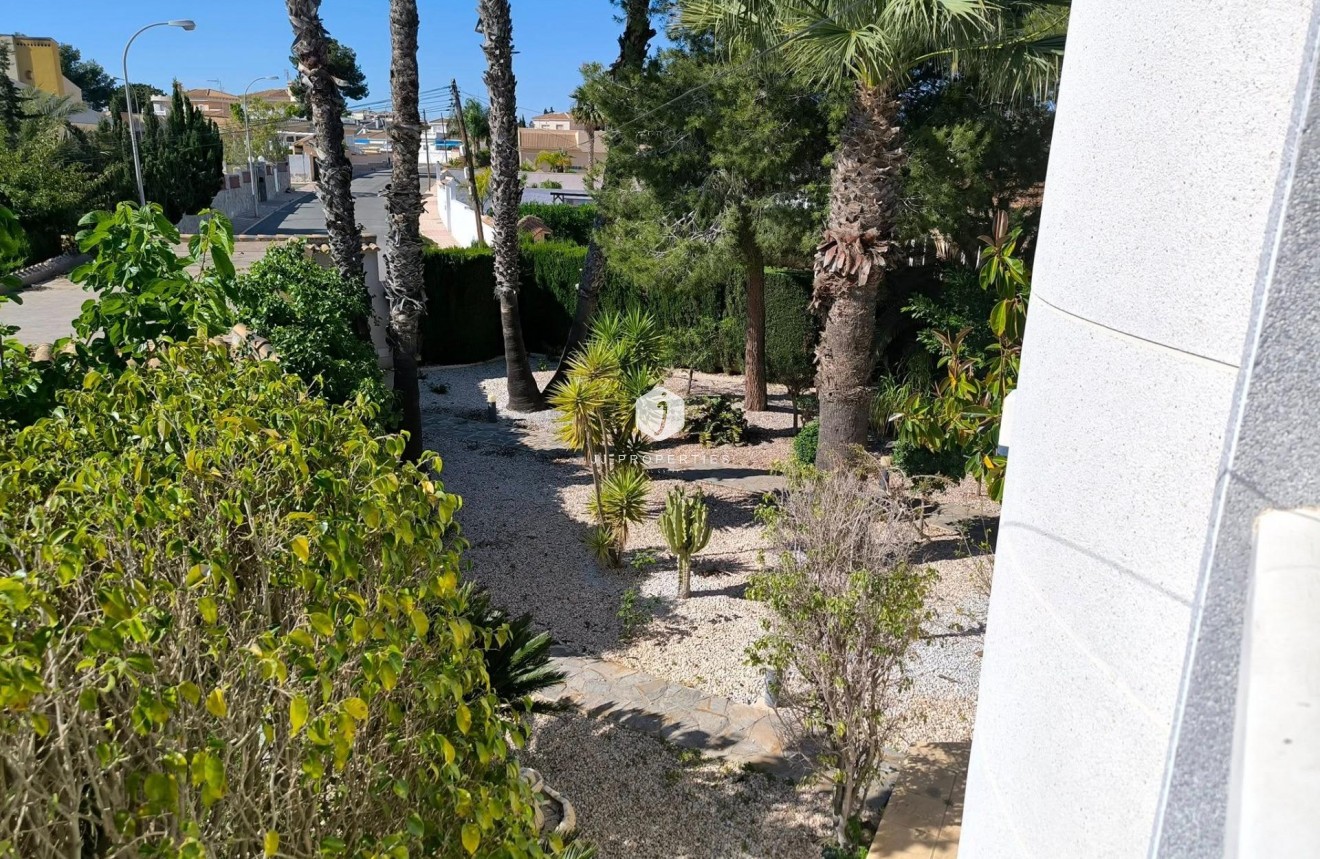 Resale - Villa -
Torrevieja - La siesta