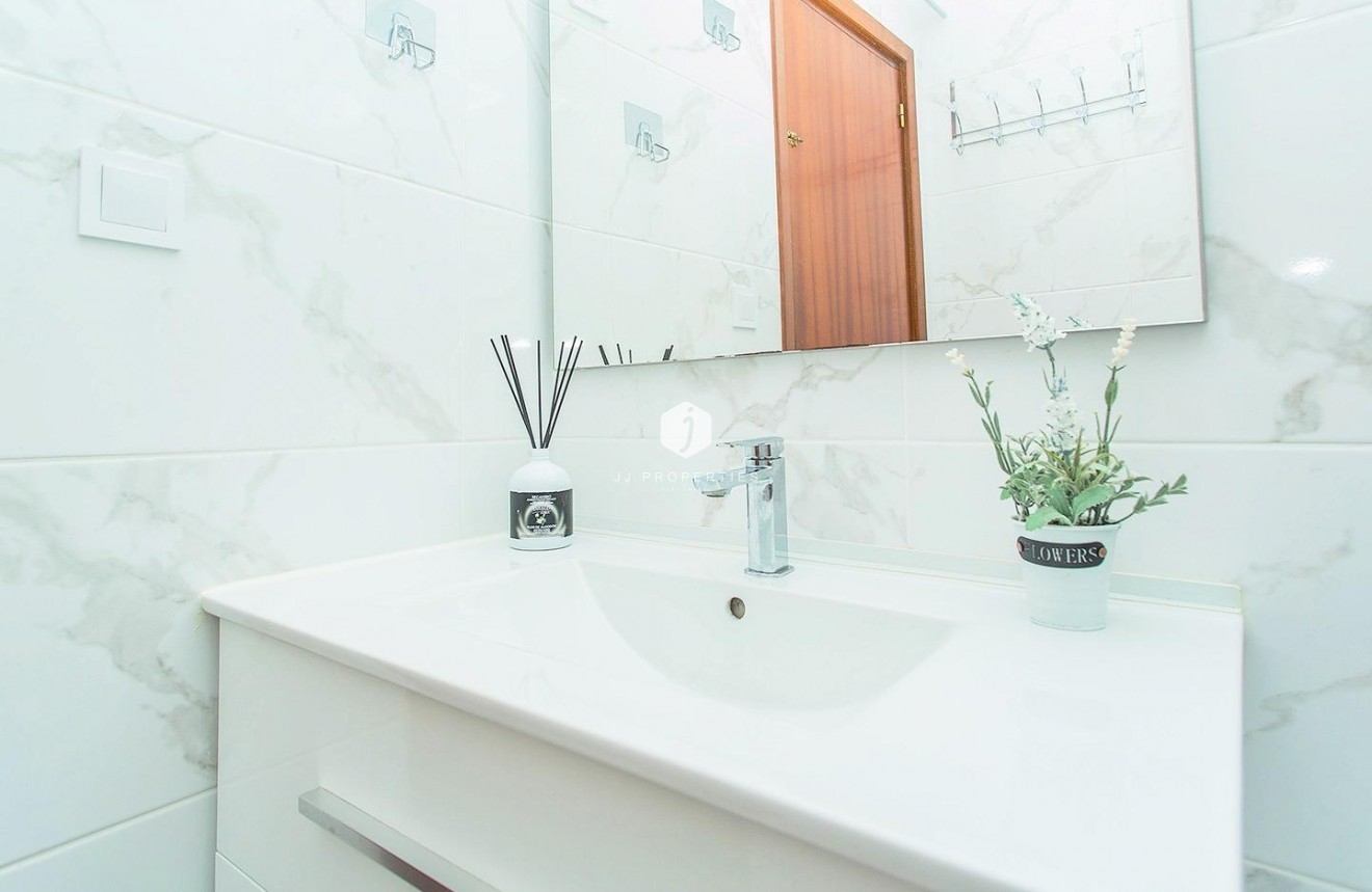 D'occasion - Appartement -
Torrevieja - Playa del Cura