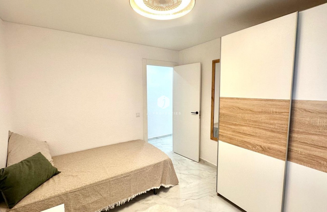 D'occasion - Appartement -
Torrevieja - Playa del Cura