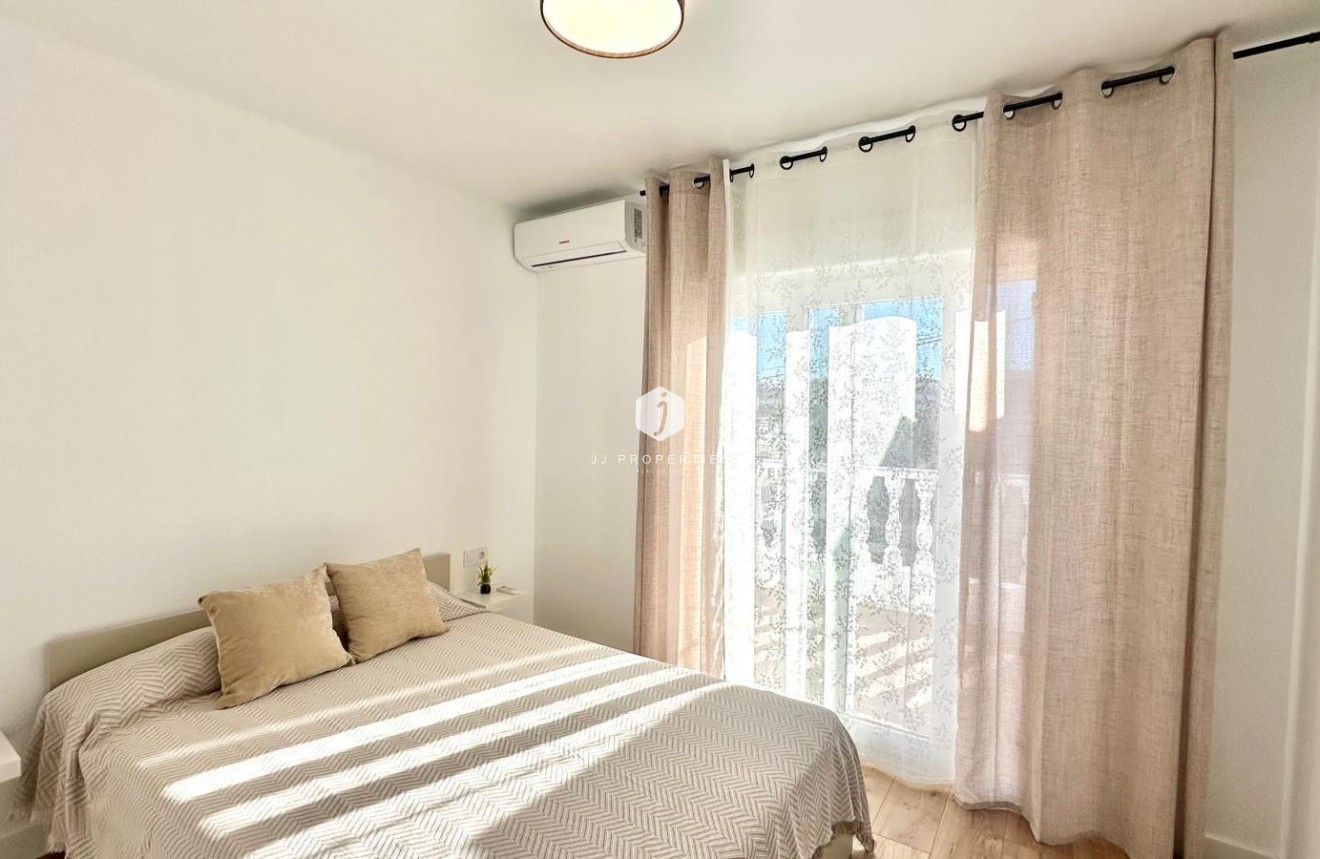 Resale - Chalet -
Torrevieja - Estacion de autobuses