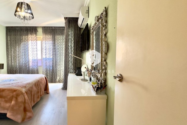 Resale - Apartment / flat -
Torrevieja - Centro