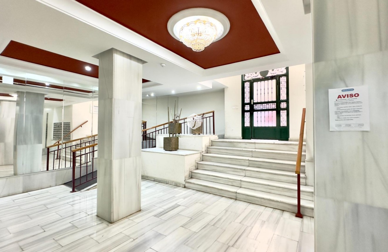 Resale - Apartment / flat -
Torrevieja - Centro