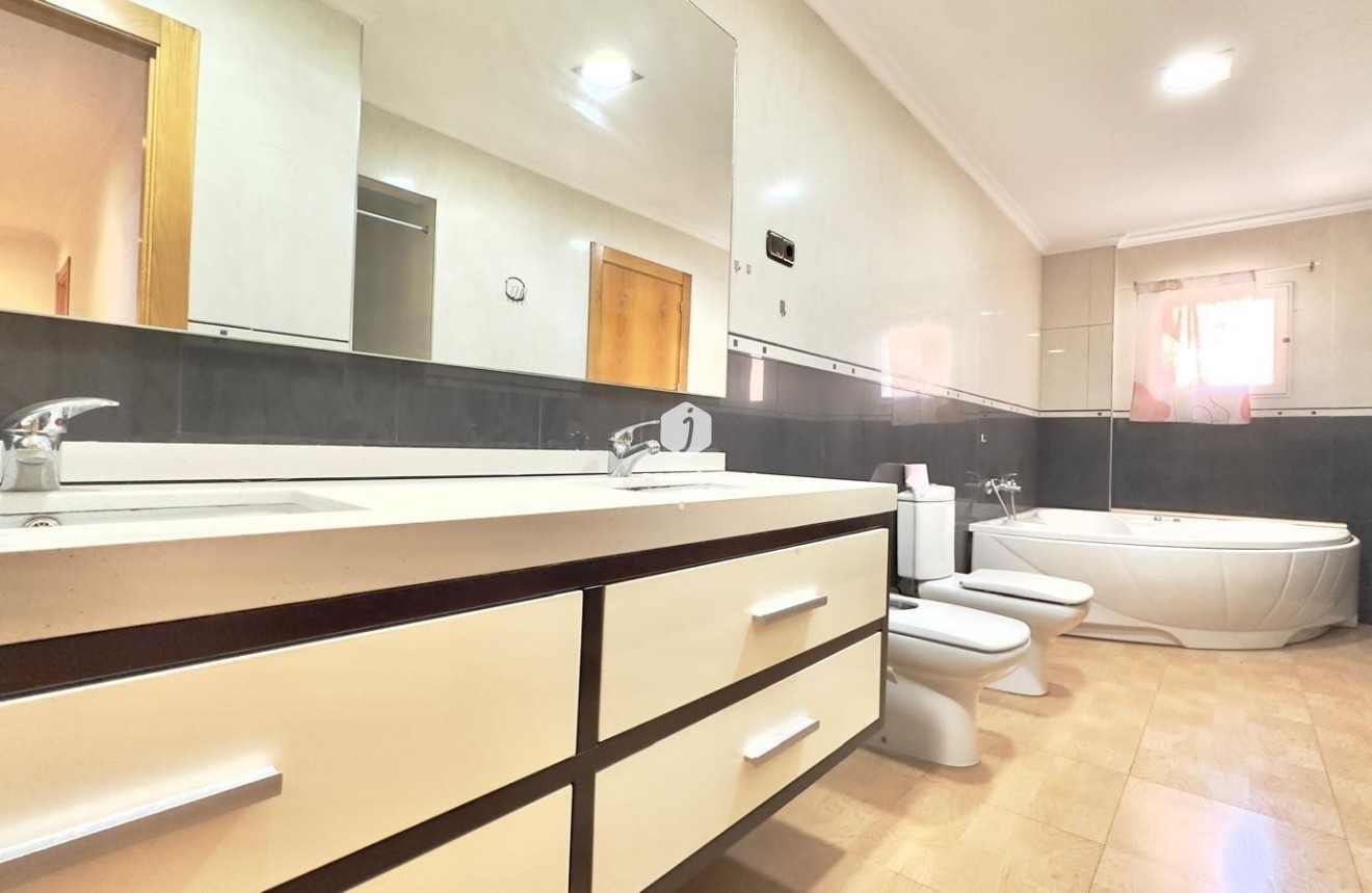 Resale - Apartment / flat -
Torrevieja - Centro