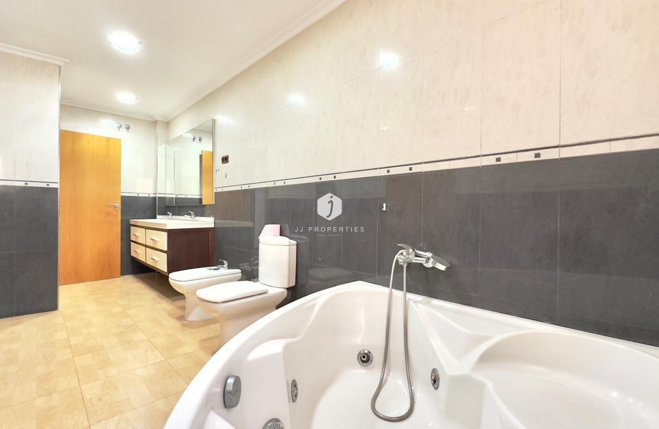 Resale - Apartment / flat -
Torrevieja - Centro