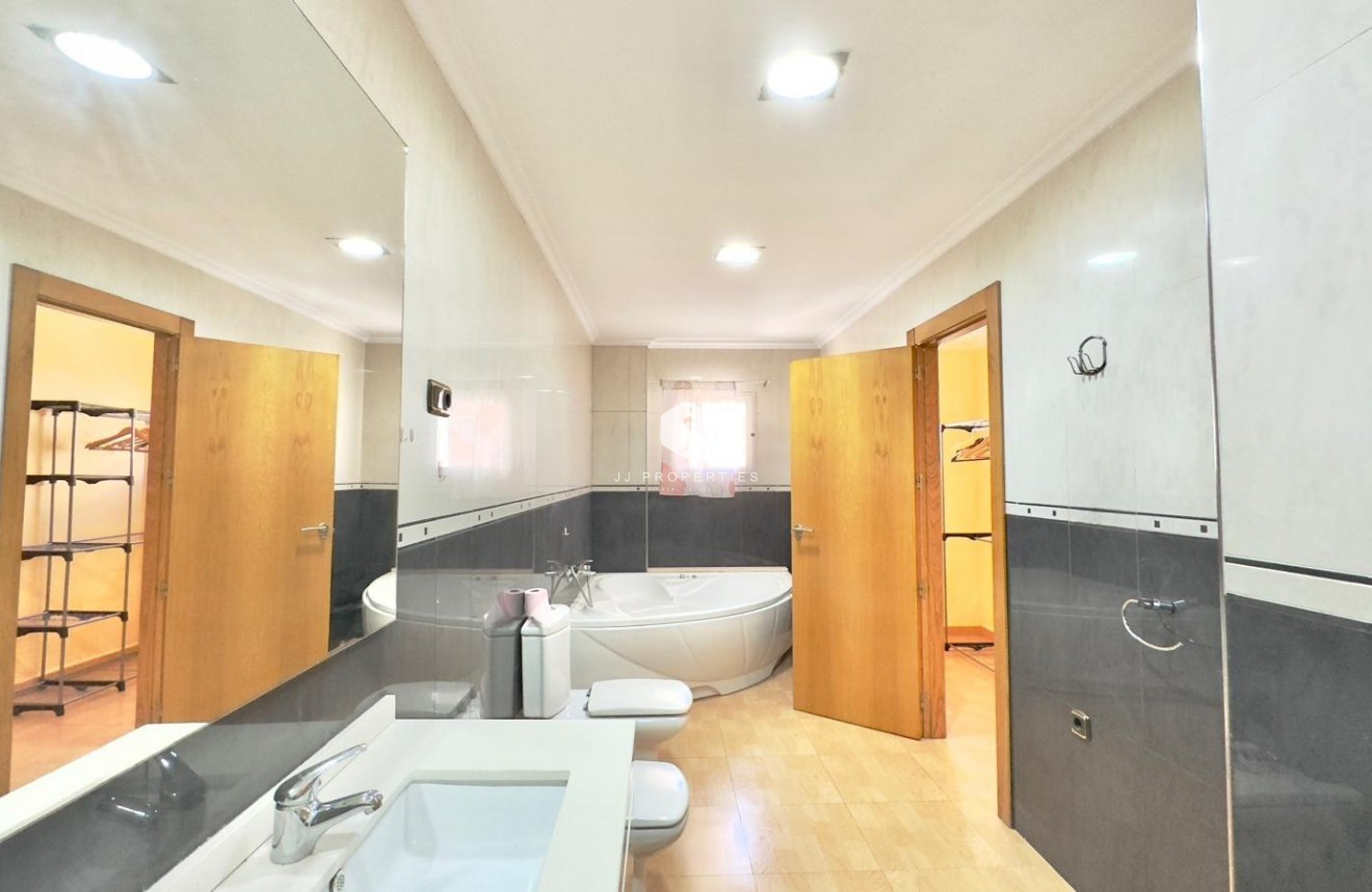 Resale - Apartment / flat -
Torrevieja - Centro