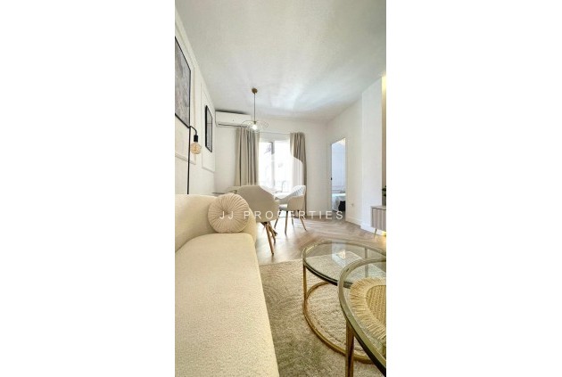 Resale - Apartment / flat -
Torrevieja - Centro