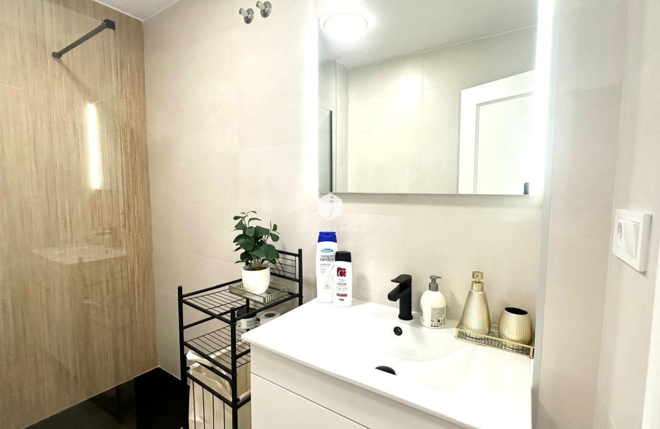 Resale - Apartment / flat -
Torrevieja - Centro