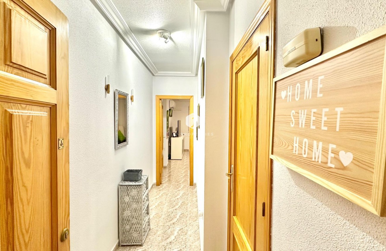 Resale - Apartment / flat -
Torrevieja - Centro