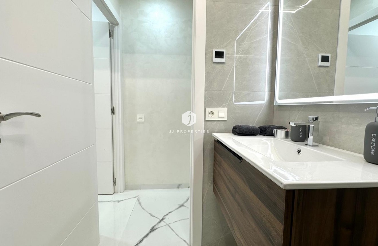 D'occasion - Appartement -
Torrevieja - Playa del Cura