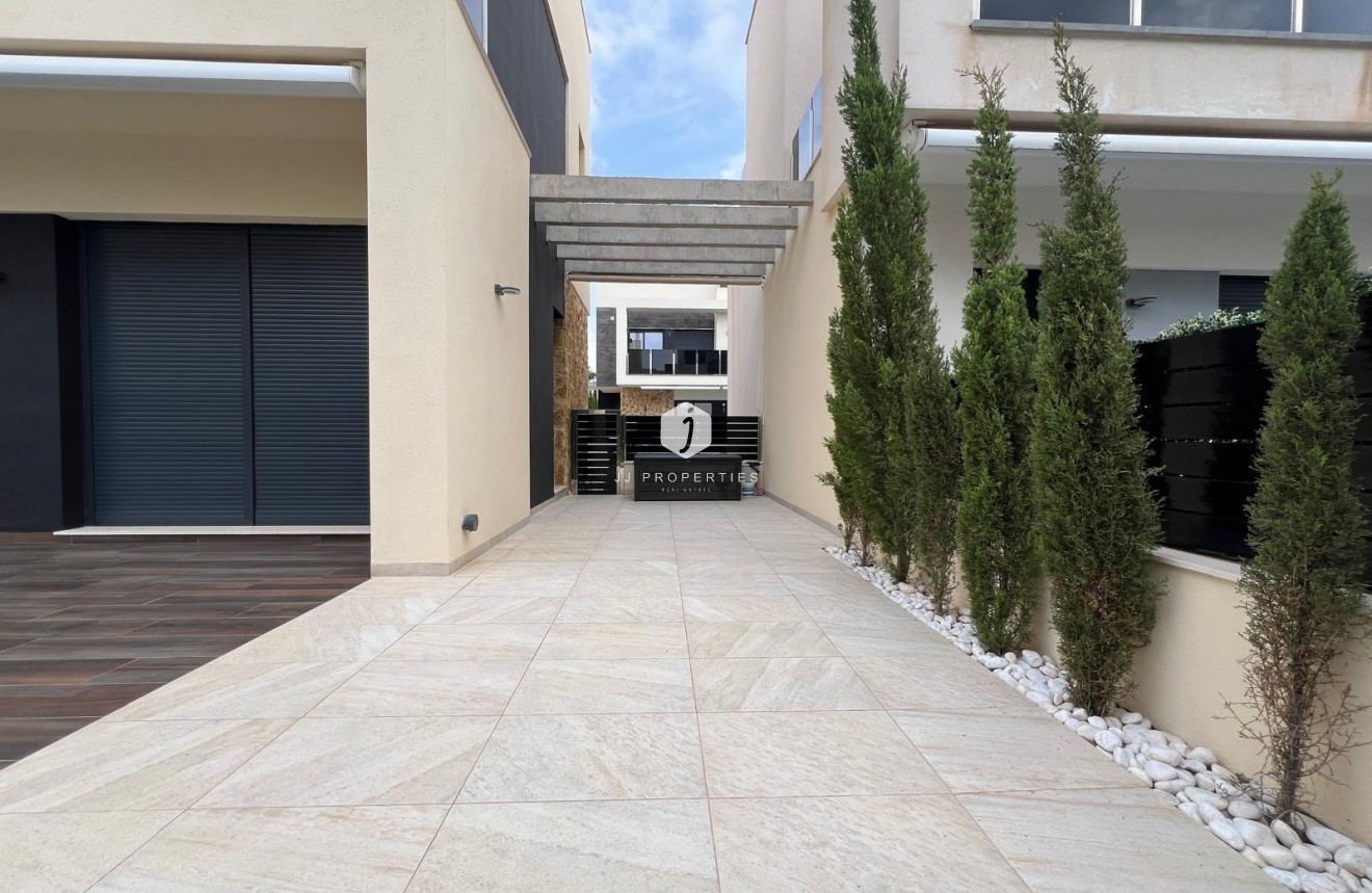 Resale - Villa -
Orihuela Costa - Lomas de Cabo Roig