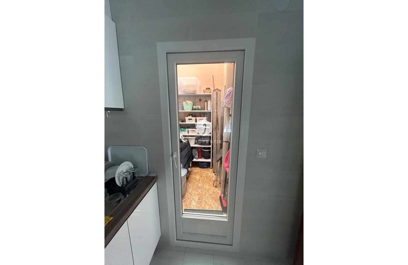 Resale - Chalet -
Torrevieja - Centro