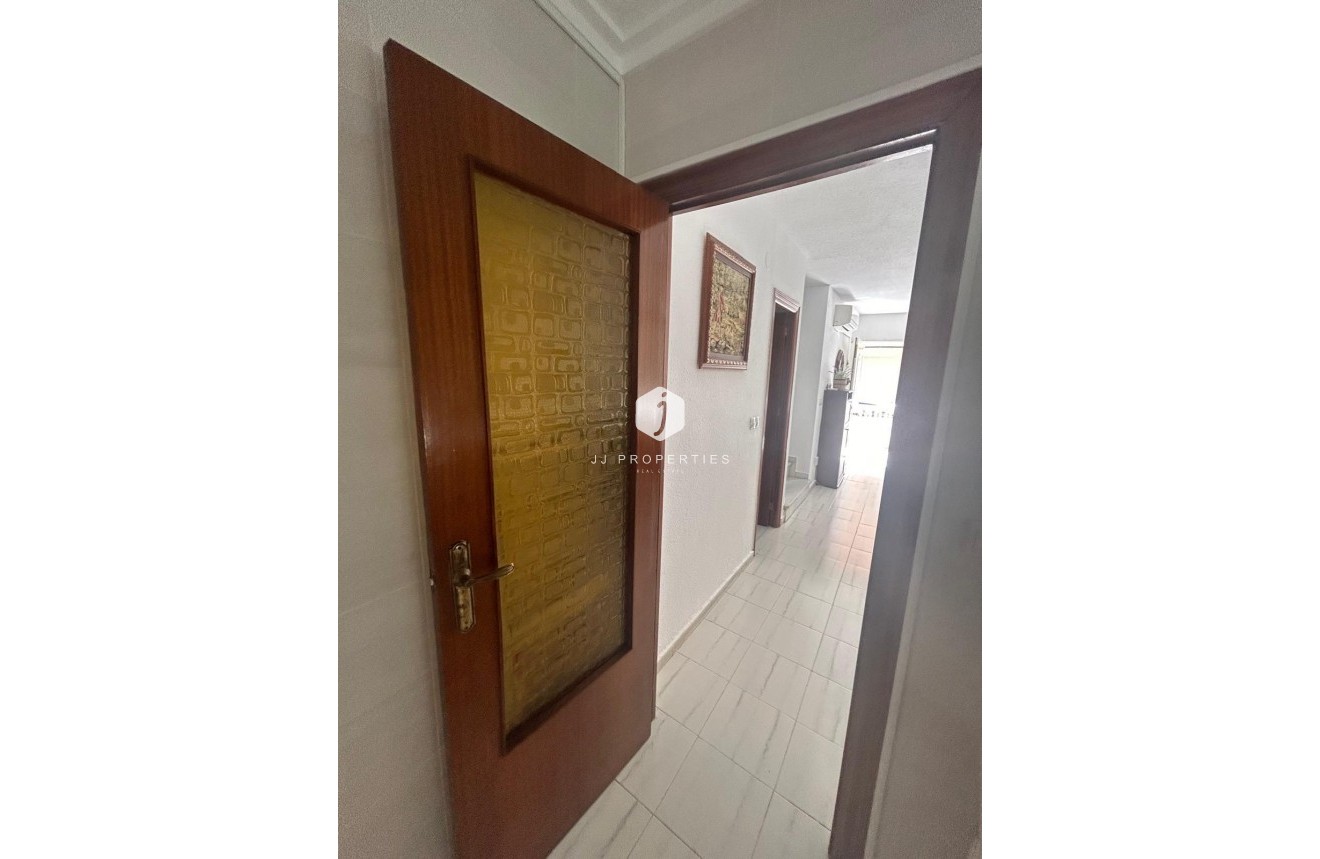 Resale - Chalet -
Torrevieja - Centro