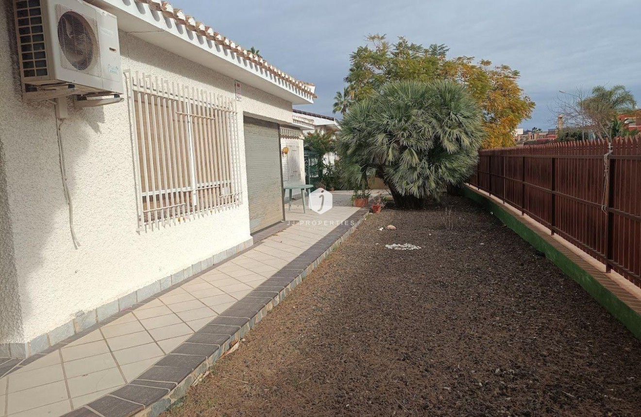 Resale - Villa -
Orihuela Costa - Campoamor