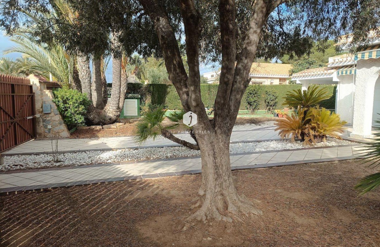 Resale - Villa -
Orihuela Costa - Campoamor