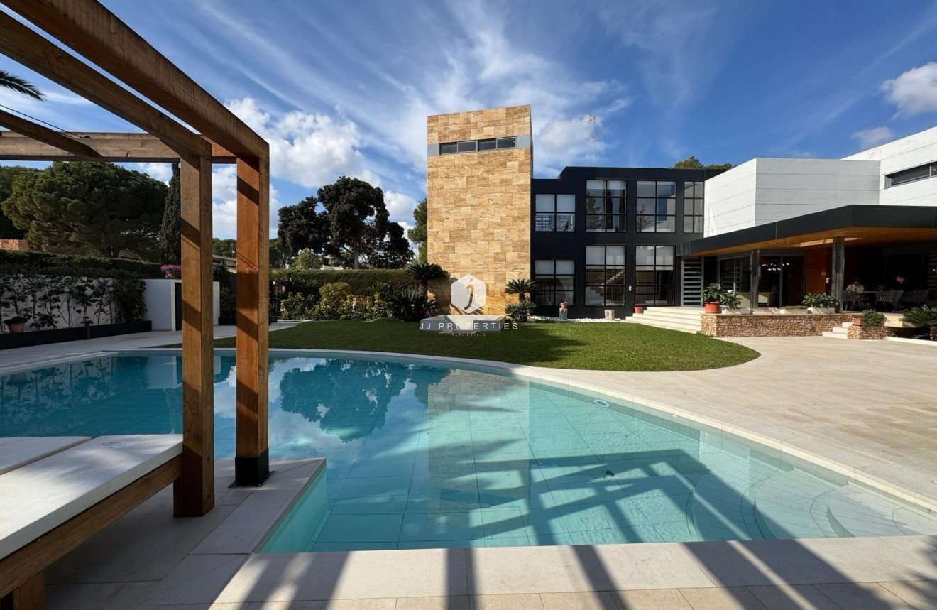 Resale - Villa -
Orihuela Costa - Altos De Campoamor