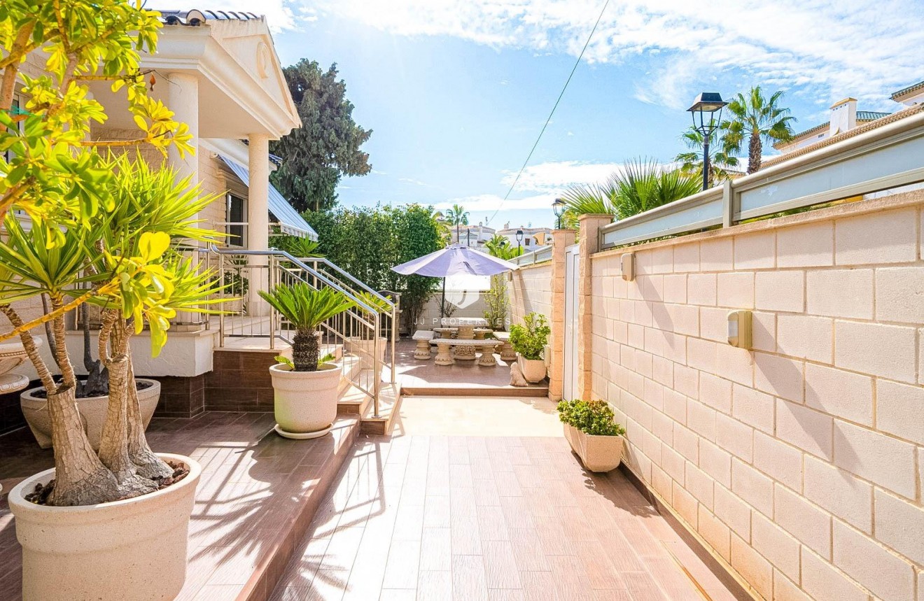 Resale - Villa -
Torrevieja - Torre la mata