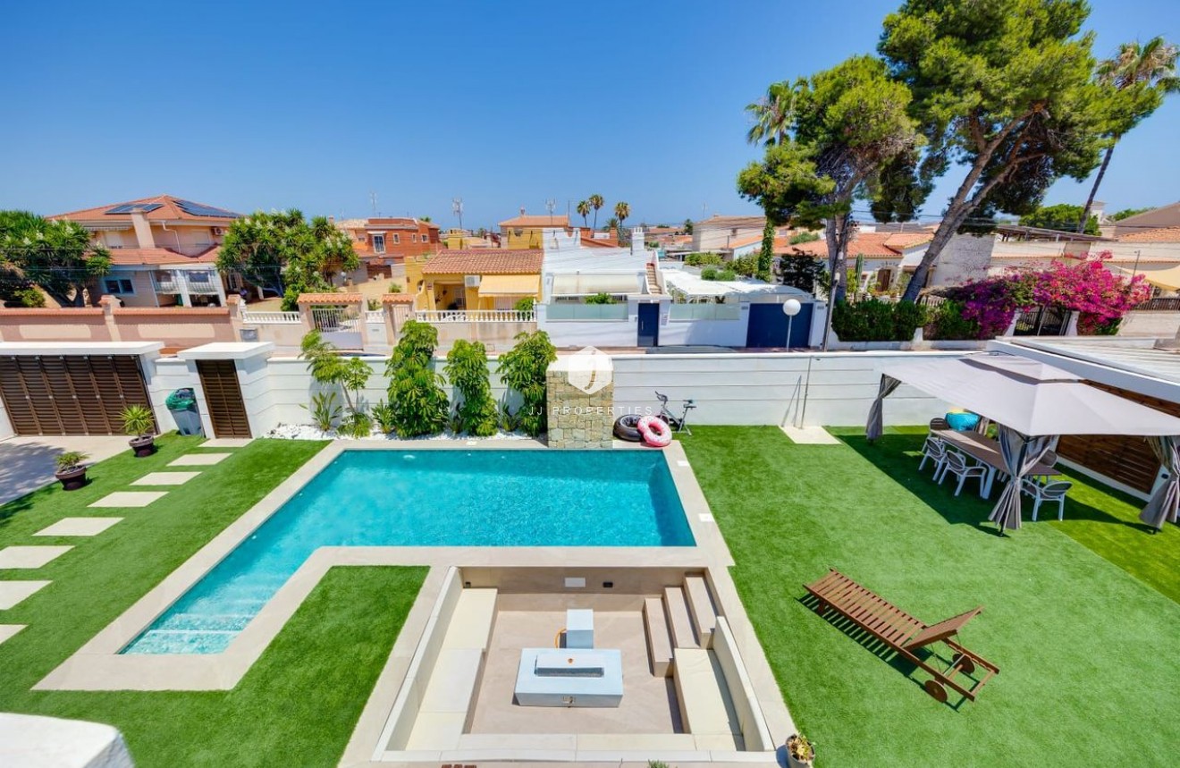 Resale - Villa -
Torrevieja - Costa Blanca